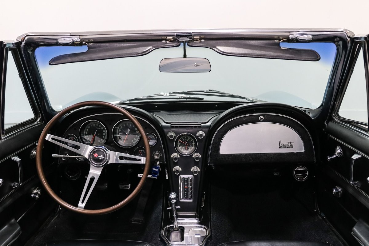 Chevrolet-Corvette-1966-Convertible-25