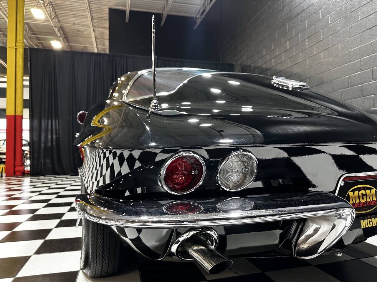Chevrolet-Corvette-1966-Coupe-13