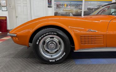 Chevrolet-Corvette-1972-2-door-17
