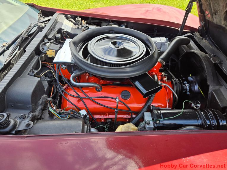 Chevrolet-Corvette-1973-Burgundy-Saddle-2