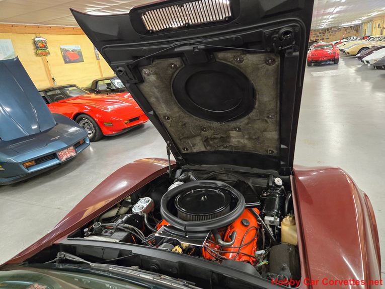 Chevrolet-Corvette-1973-Burgundy-Saddle-23