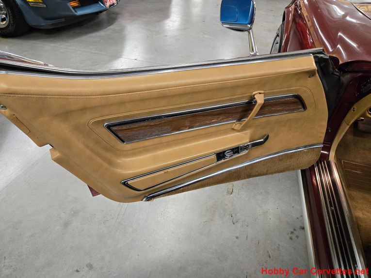 Chevrolet-Corvette-1973-Burgundy-Saddle-40