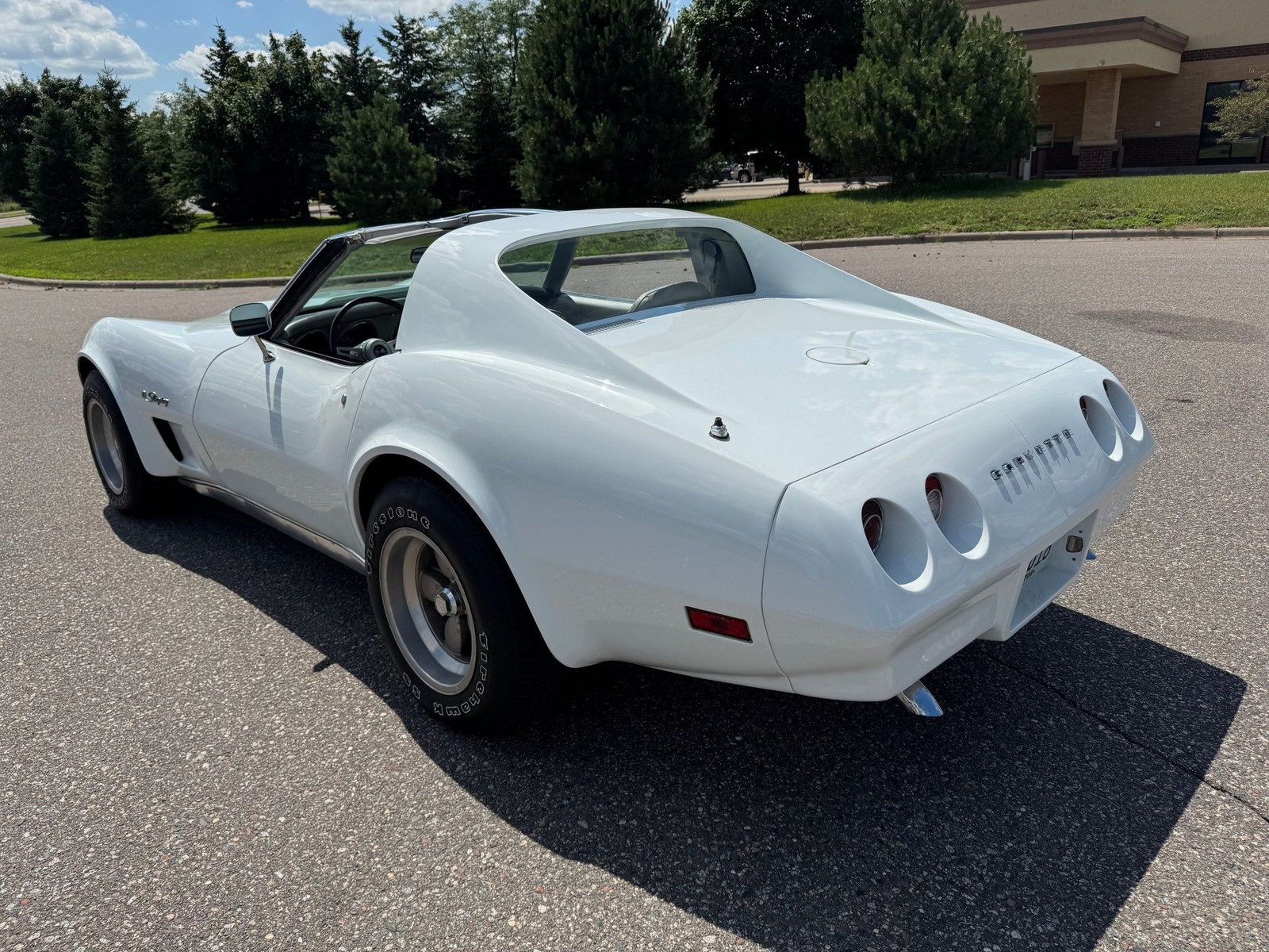 Chevrolet-Corvette-1974-Coupe-3