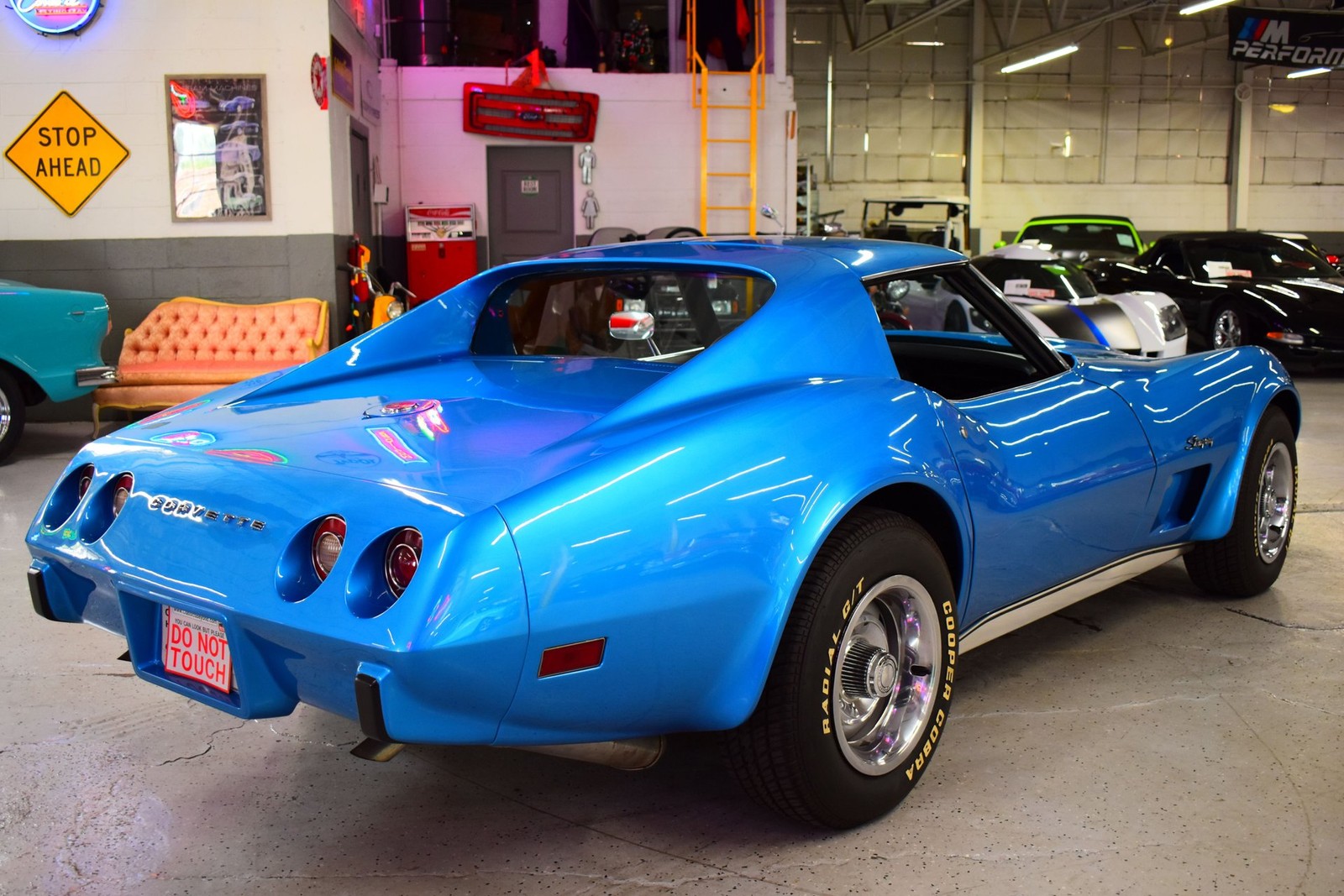 Chevrolet-Corvette-1975-10