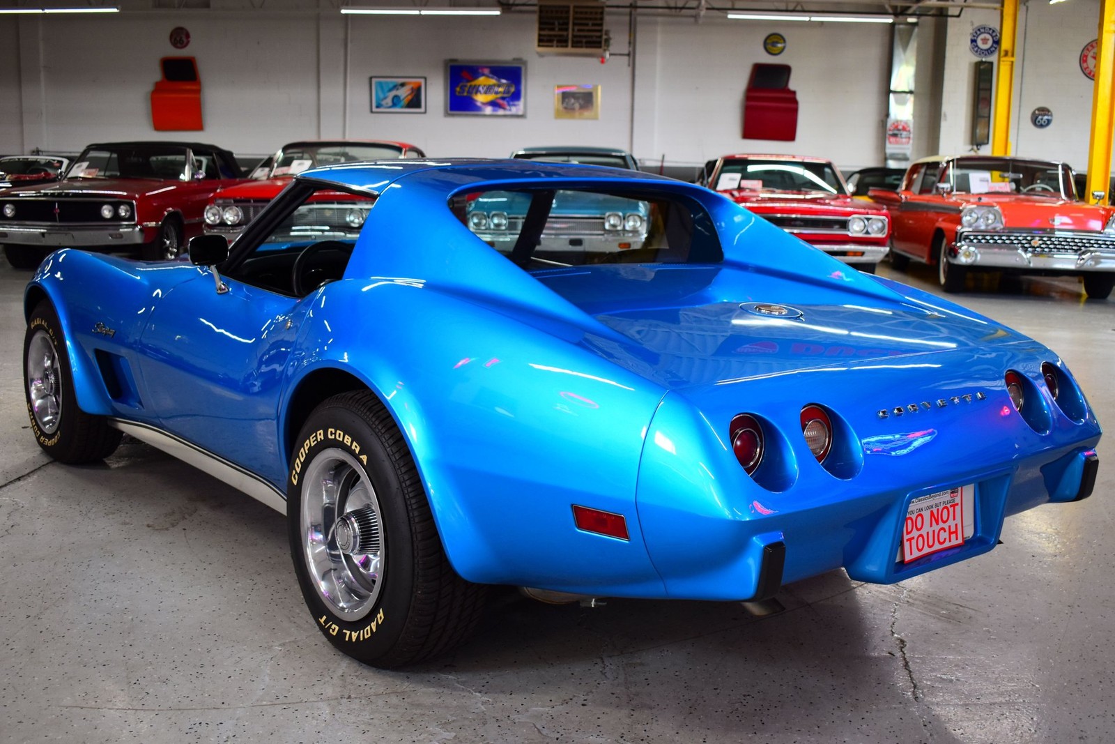 Chevrolet-Corvette-1975-16