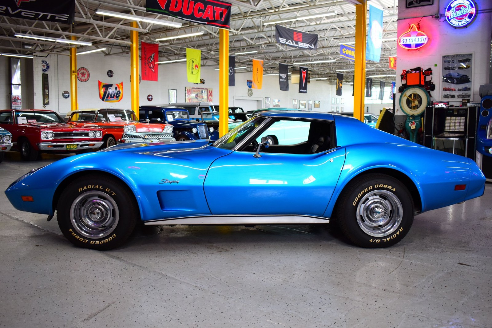 Chevrolet-Corvette-1975-19