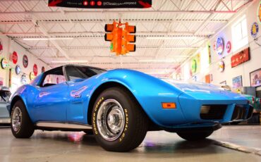Chevrolet-Corvette-1975-2