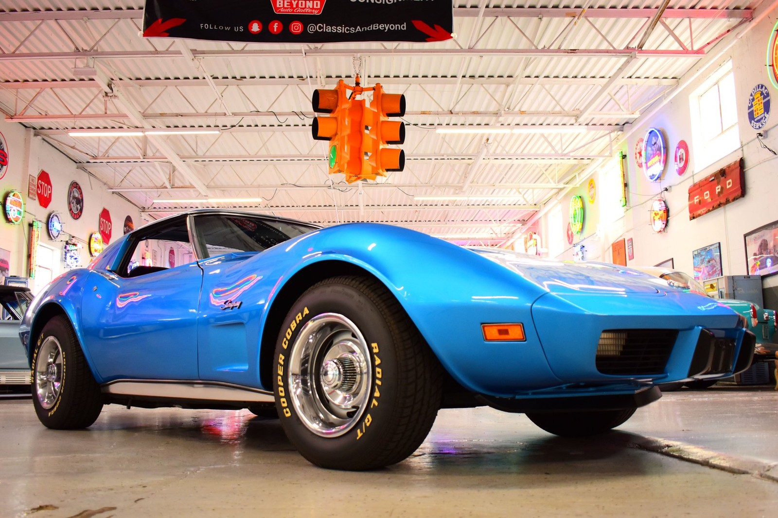 Chevrolet-Corvette-1975-2