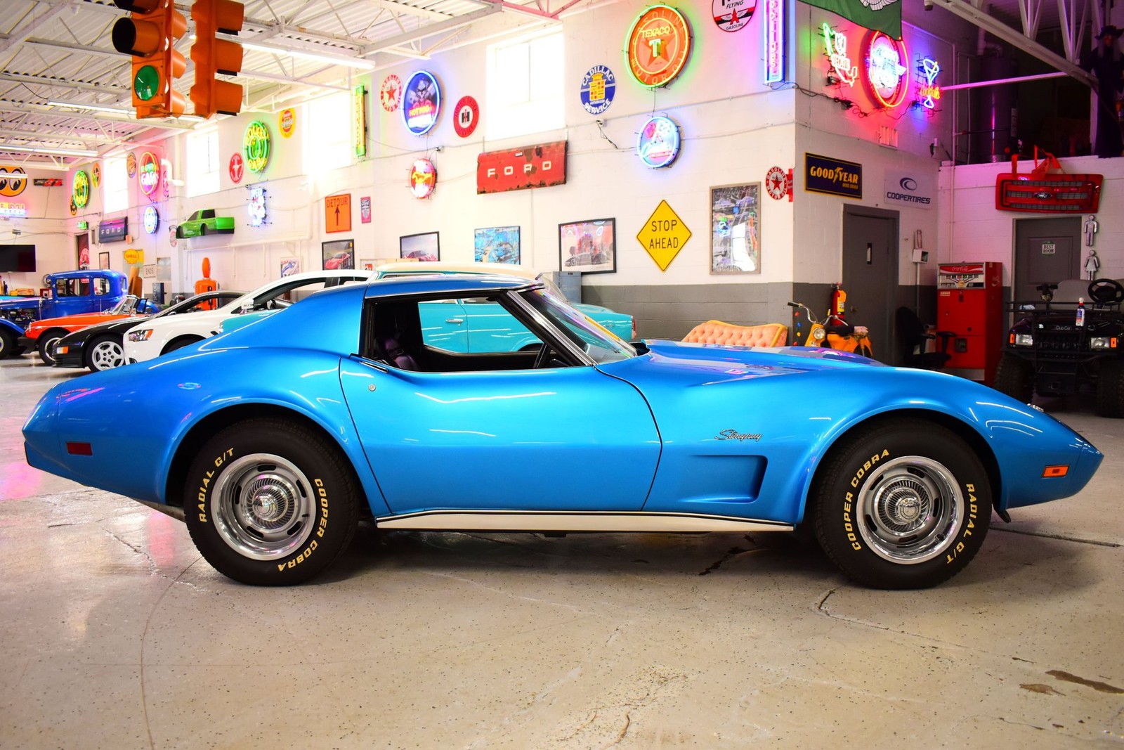Chevrolet-Corvette-1975-3