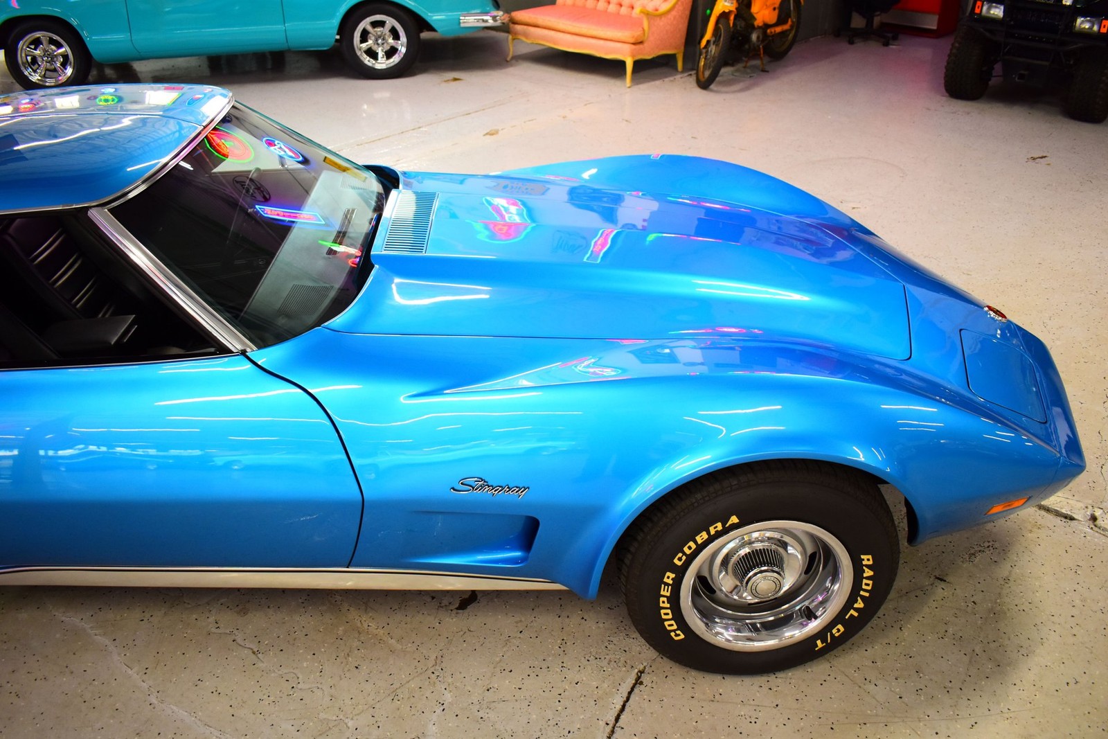 Chevrolet-Corvette-1975-4