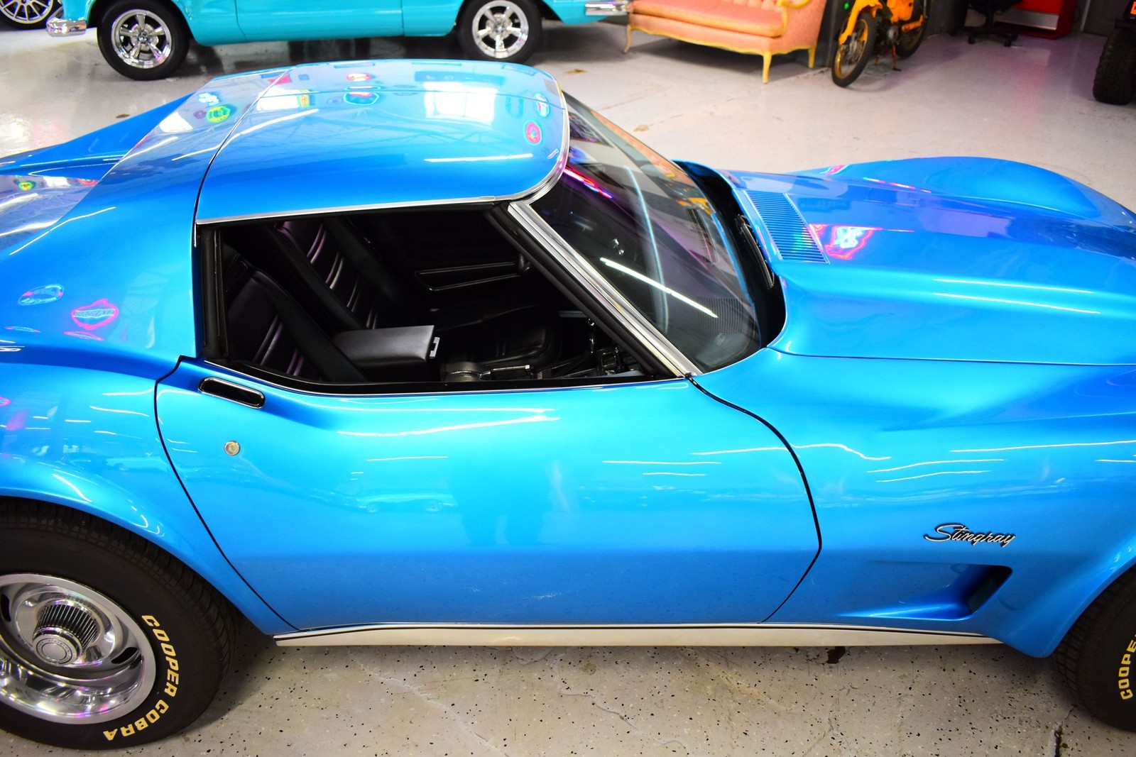 Chevrolet-Corvette-1975-5