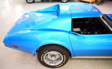 Chevrolet-Corvette-1975-6