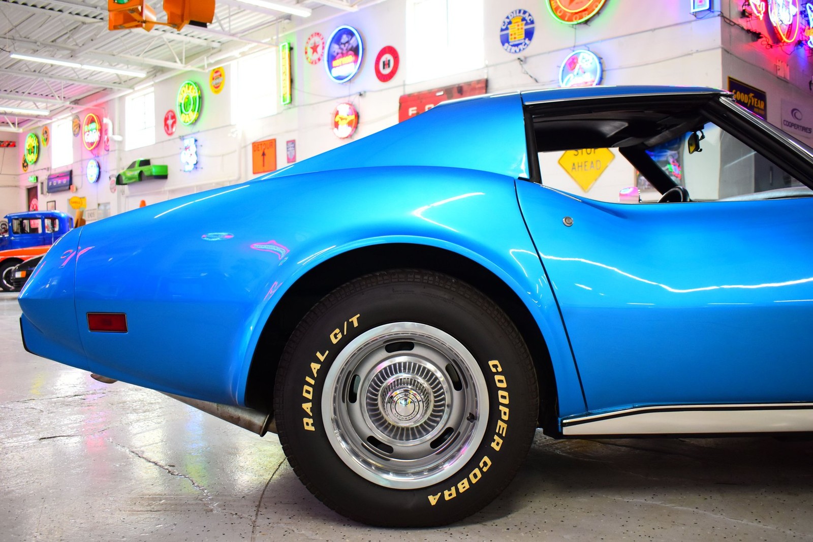 Chevrolet-Corvette-1975-7