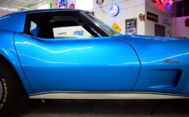 Chevrolet-Corvette-1975-8