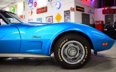 Chevrolet-Corvette-1975-9