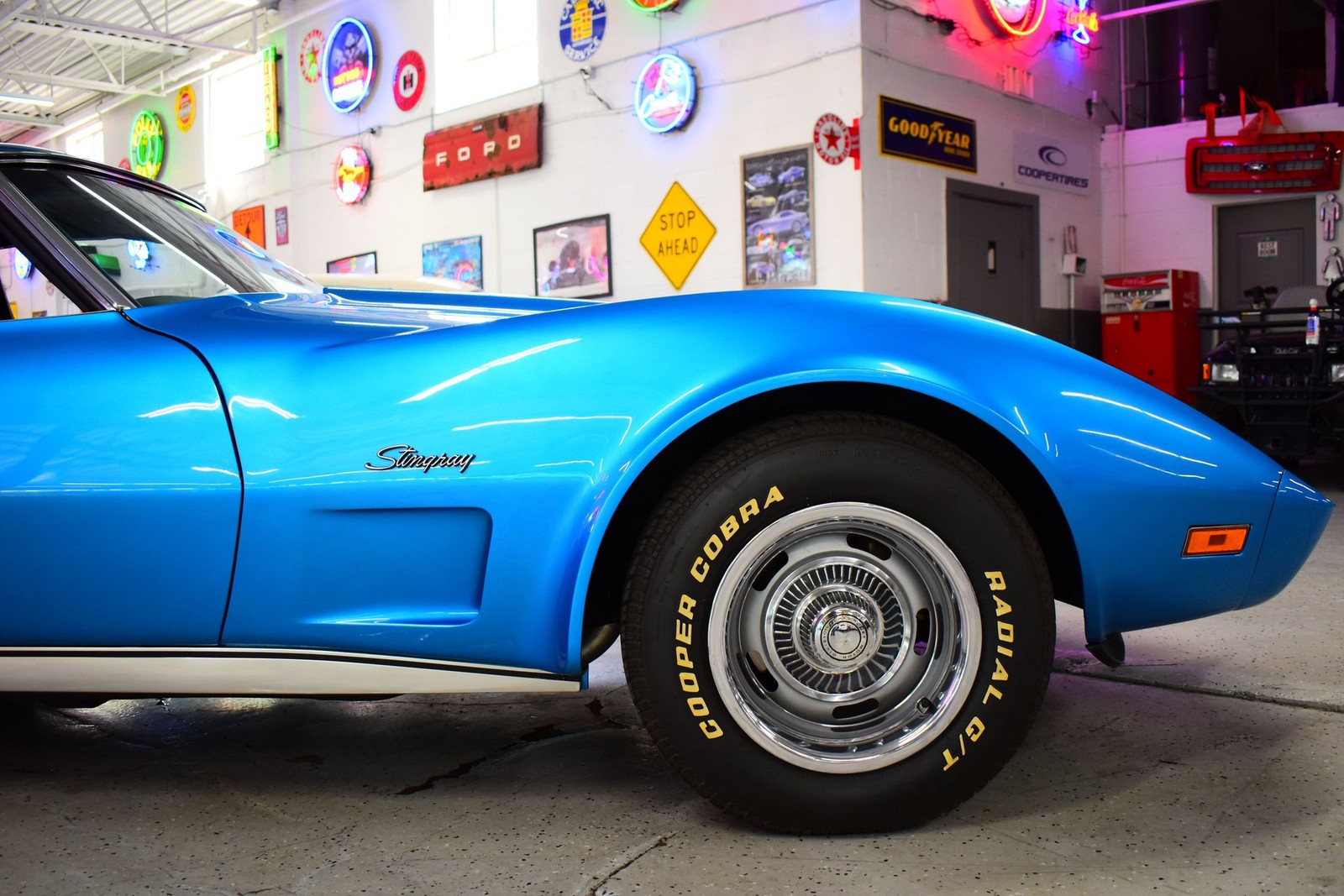 Chevrolet-Corvette-1975-9