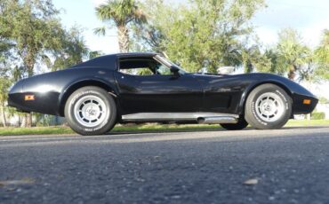 Chevrolet-Corvette-1975-Black-Black-and-Red-1