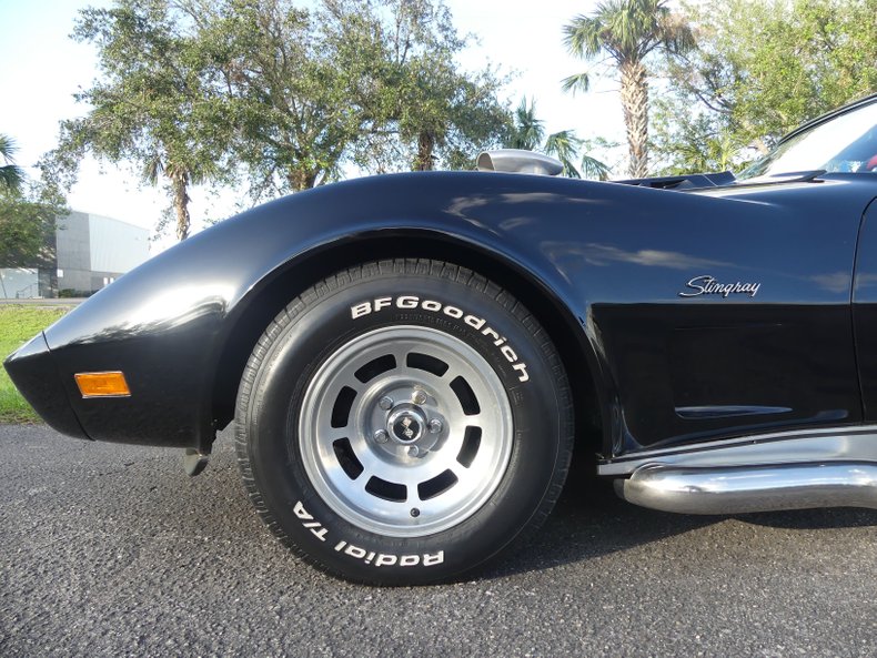 Chevrolet-Corvette-1975-Black-Black-and-Red-45