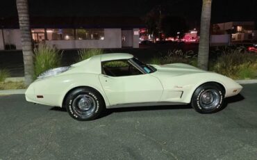 Chevrolet-Corvette-1975-Off-White-Tan-10