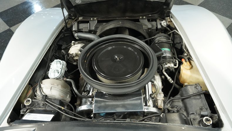 Chevrolet-Corvette-1975-Silver-Metallic-Silver-1