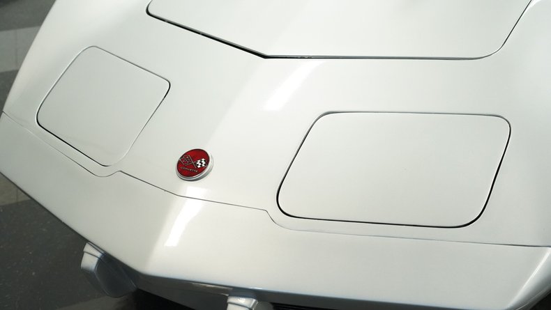 Chevrolet-Corvette-1975-Silver-Metallic-Silver-2