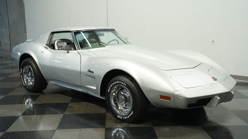 Chevrolet-Corvette-1975-Silver-Metallic-Silver-26