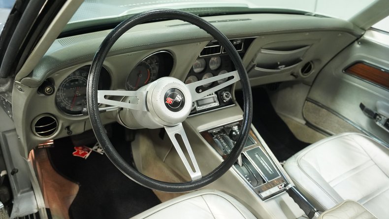Chevrolet-Corvette-1975-Silver-Metallic-Silver-37