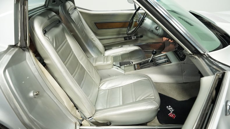 Chevrolet-Corvette-1975-Silver-Metallic-Silver-42