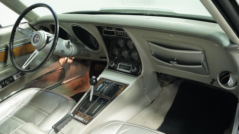 Chevrolet-Corvette-1975-Silver-Metallic-Silver-46