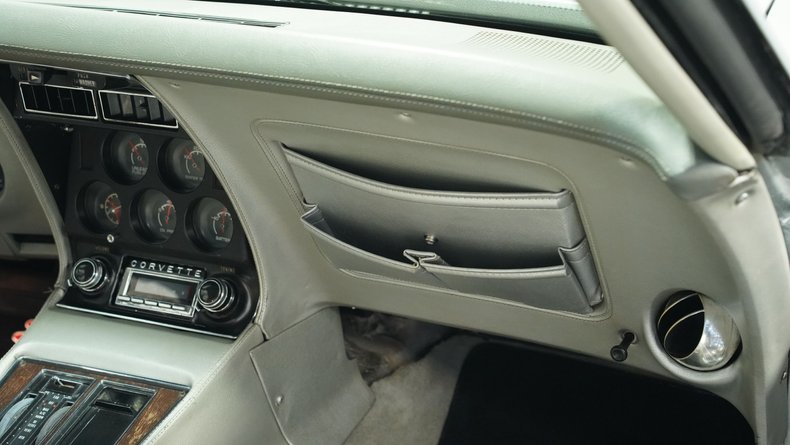 Chevrolet-Corvette-1975-Silver-Metallic-Silver-48