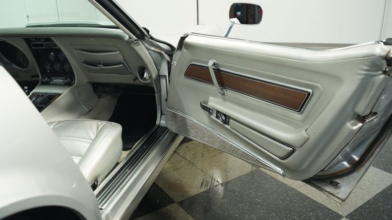 Chevrolet-Corvette-1975-Silver-Metallic-Silver-49