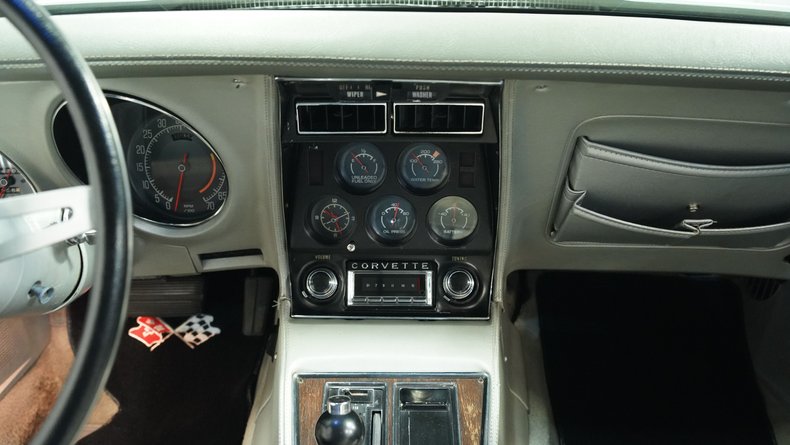 Chevrolet-Corvette-1975-Silver-Metallic-Silver-7