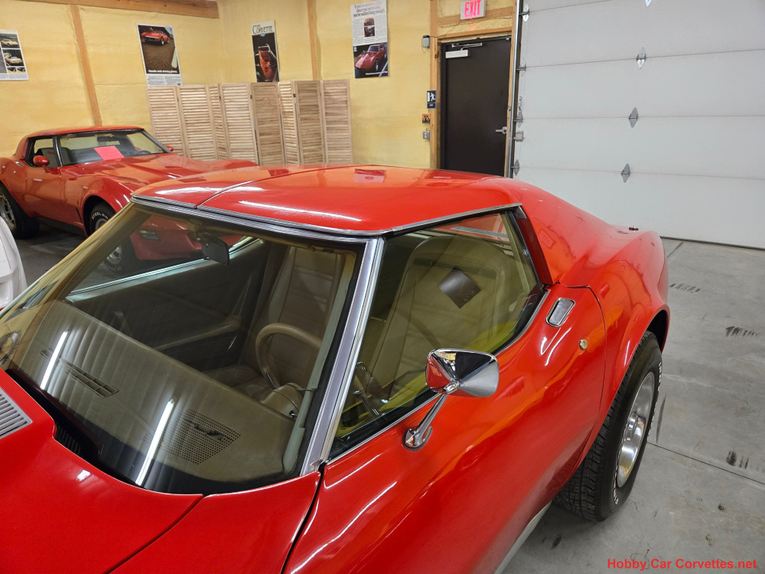 Chevrolet-Corvette-1975-red-tan-19