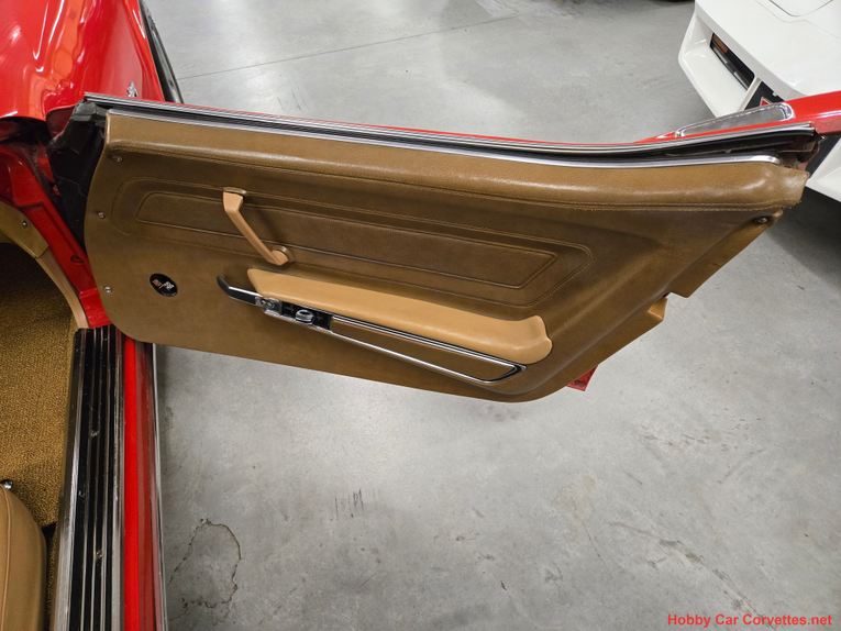 Chevrolet-Corvette-1975-red-tan-42