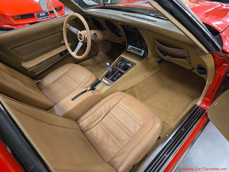 Chevrolet-Corvette-1975-red-tan-43