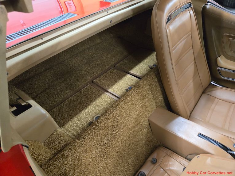 Chevrolet-Corvette-1975-red-tan-46