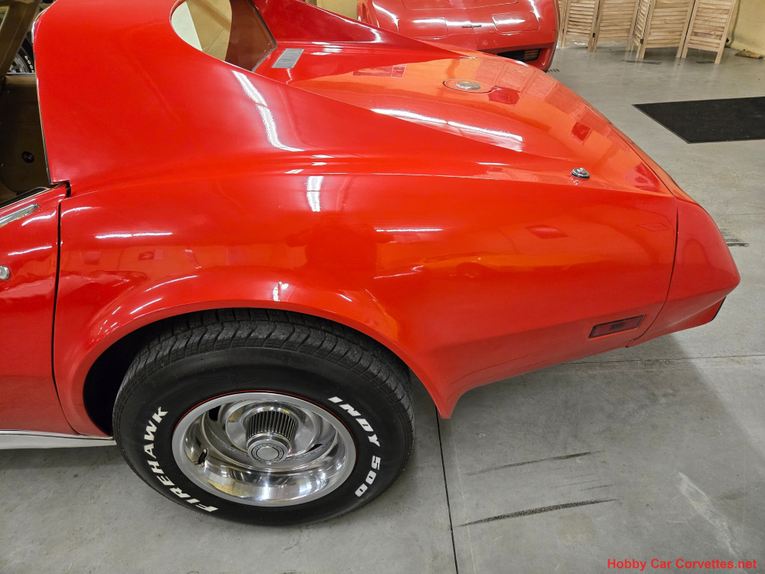 Chevrolet-Corvette-1975-red-tan-7