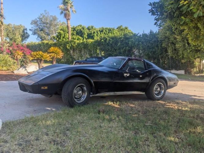 Chevrolet-Corvette-1976-Black-Cranberry-1
