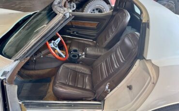 Chevrolet-Corvette-1976-Classic-White-Saddle-Brown-14