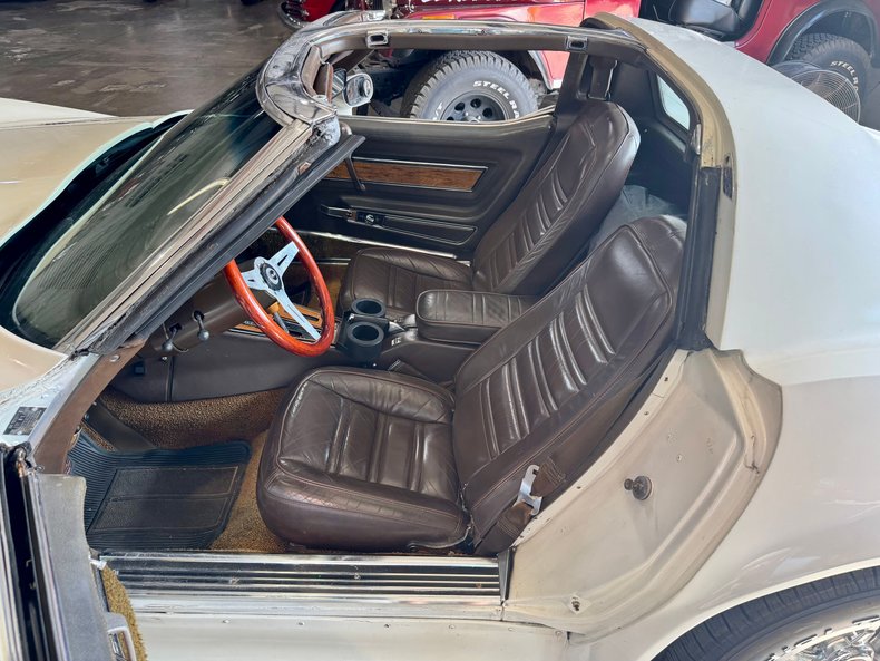 Chevrolet-Corvette-1976-Classic-White-Saddle-Brown-14
