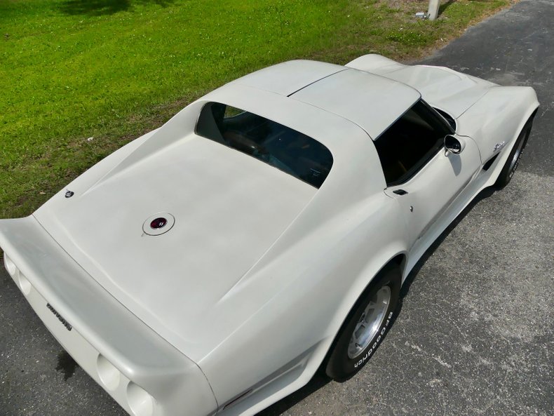 Chevrolet-Corvette-1976-Classic-White-Saddle-Brown-3