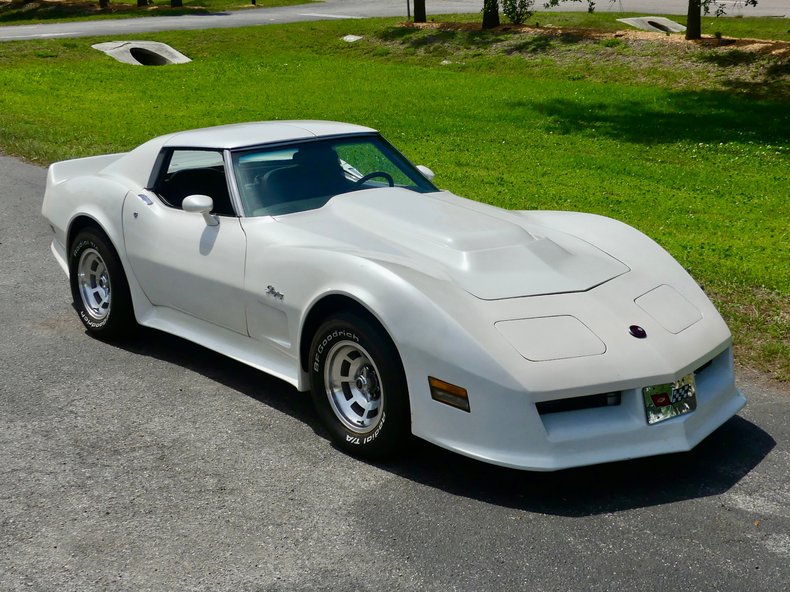Chevrolet-Corvette-1976-Classic-White-Saddle-Brown-33