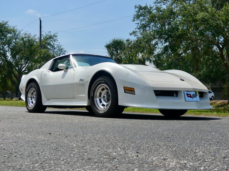 Chevrolet-Corvette-1976-Classic-White-Saddle-Brown-34