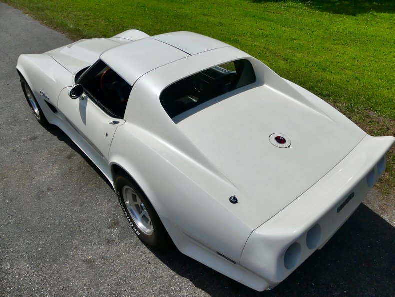 Chevrolet-Corvette-1976-Classic-White-Saddle-Brown-40