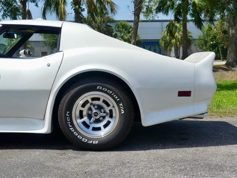 Chevrolet-Corvette-1976-Classic-White-Saddle-Brown-5