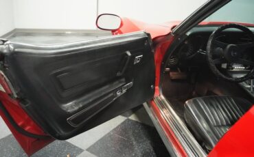 Chevrolet-Corvette-1976-Corvette-Red-Black-37