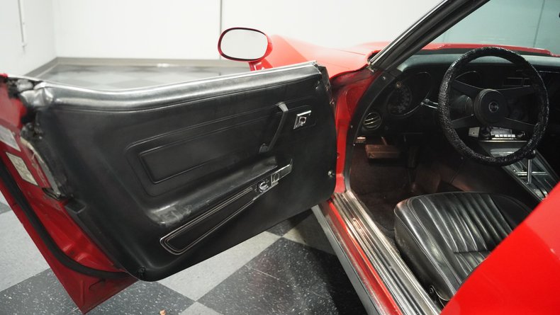 Chevrolet-Corvette-1976-Corvette-Red-Black-37
