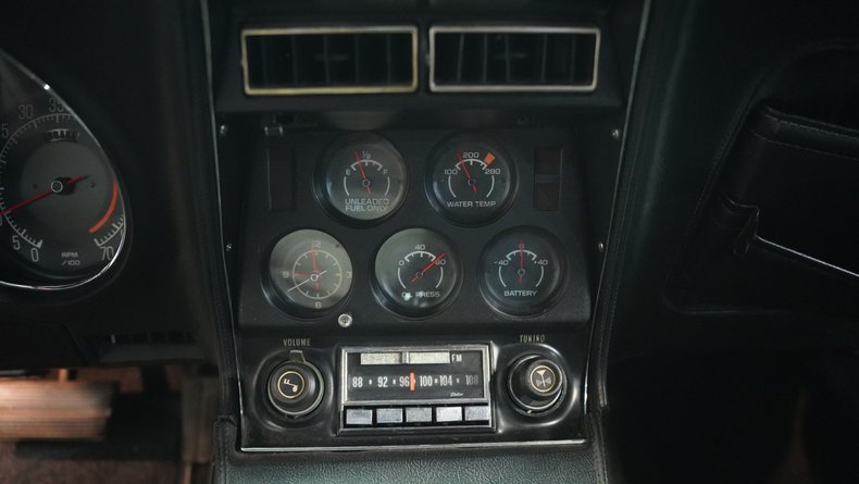 Chevrolet-Corvette-1976-Corvette-Red-Black-42