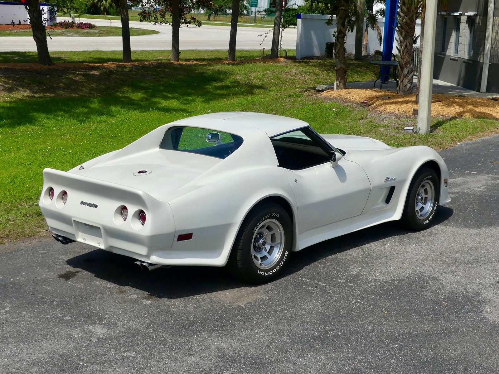Chevrolet-Corvette-1976-Coupe-21