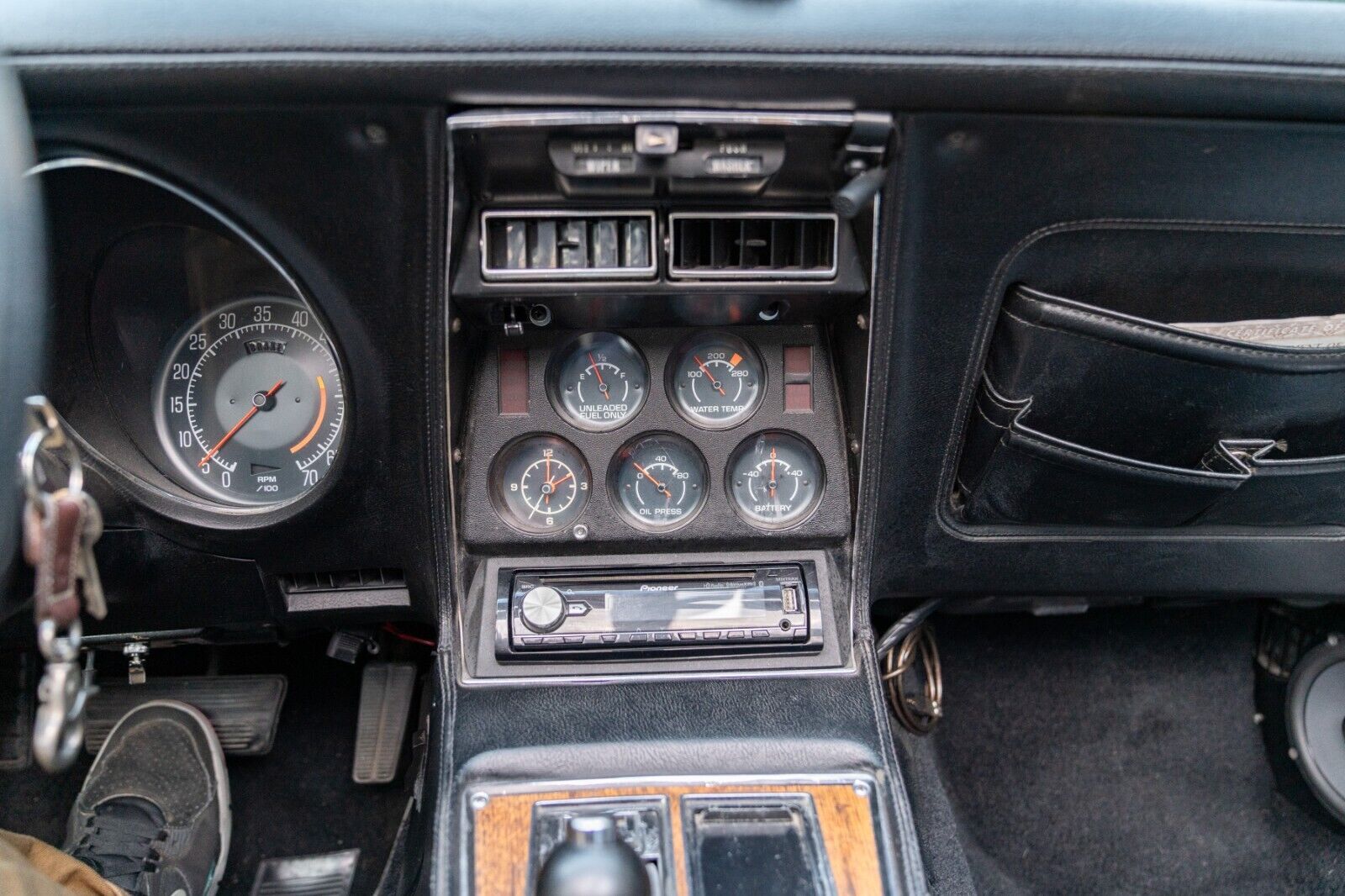 Chevrolet-Corvette-1976-Coupe-25